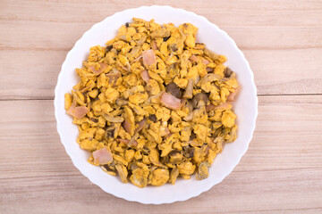 皿に盛った卵とハムとキノコの炒め物