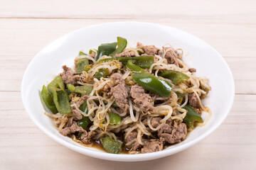皿に盛った牛肉ともやしとピーマンの炒め物