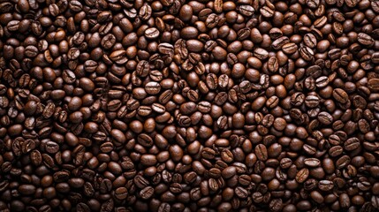 Obraz premium Close-up of roasted coffee beans scattered in layers