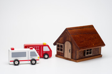 Fototapeta premium 住宅に駆け付けた消防車と救急車