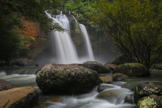 Haew Suwat Waterfall is a single-tiered waterfall, not very large, about 25 meters high, with a lot of water during the rainy season. It is located in Khao Yai National Park, Korat.