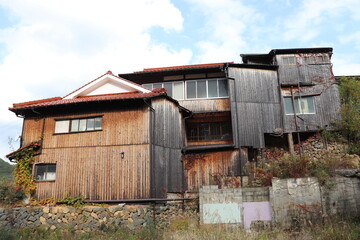 トタンの壁で出来た古い家
