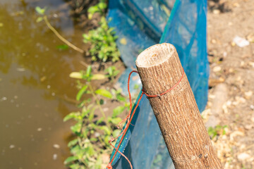 A tree stump was cut and used as a pole for tying the net.
