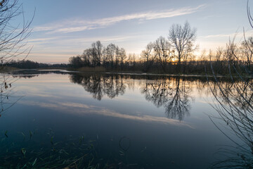 Obraz premium sunrise over the winter river