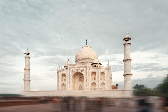 Seitliches Bild des Weltwunder Taj Mahal in Agra Indien, Asien