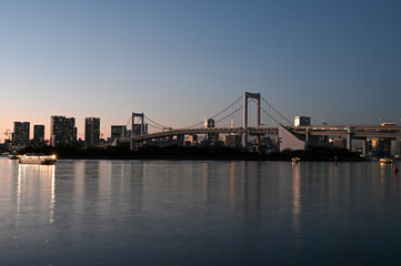 Fototapeta premium 東京湾の夕暮れ，レインボーブリッジと湾岸の街並み，東京