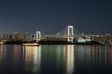 Obraz premium 東京湾の夕暮れ，レインボーブリッジと湾岸の街並み，東京