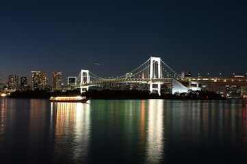 Obraz premium 東京湾の夕暮れ，レインボーブリッジと湾岸の街並み，東京