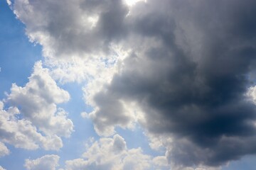 Obraz premium the white clouds in the blue sky.