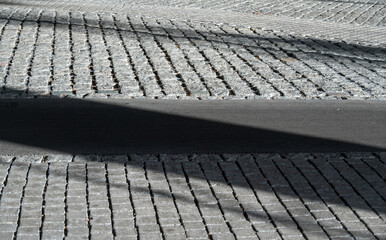 Licht und Schatten auf einem Kopfsteinpflaster