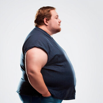 Uomo obeso di profilo su sfondo bianco