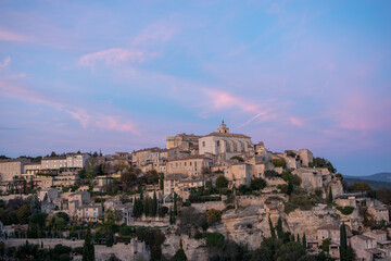Naklejka premium Village de Gordes sur la colline au crépuscule