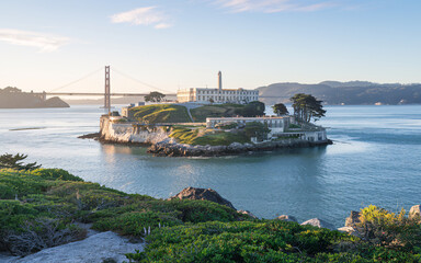 Fototapeta premium Alcatraz Island and Golden Gate Bridge at sunset. (1)