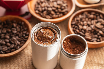 挽いたコーヒーとチャフ