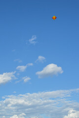 céu azul com nuvens e pipa