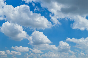 Céu azul com nuvens brancas