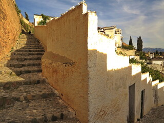 Steinige Gasse in Granada im Sonnenlicht