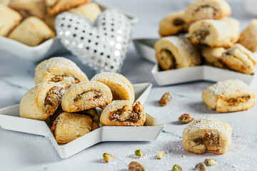 Shortcrust pastry cookies with pistachio filling