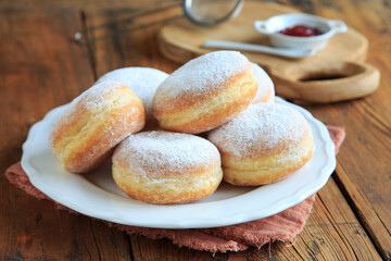 Berliner Pfannkuchen mit puderzucker