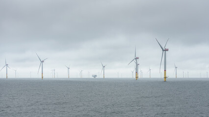 Windpark mit Windkraftanlagen auf dem Meer