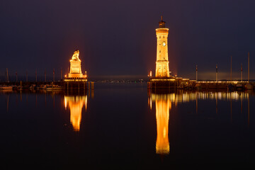 Fototapeta premium Hafeneinfahrt Lindau bei Nacht, Bodensee, Bayern, Deutschland