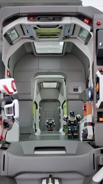"Int&eacute;rieur futuriste d'un vaisseau spatial avec des robots"

