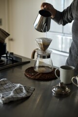 ハンドドリップでコーヒーを淹れているところ