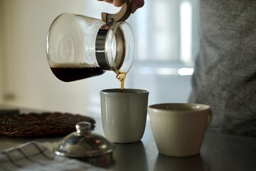 ドリップしたコーヒーをカップに注いでいるところ