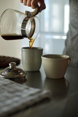 ドリップしたコーヒーをカップに注いでいるところ