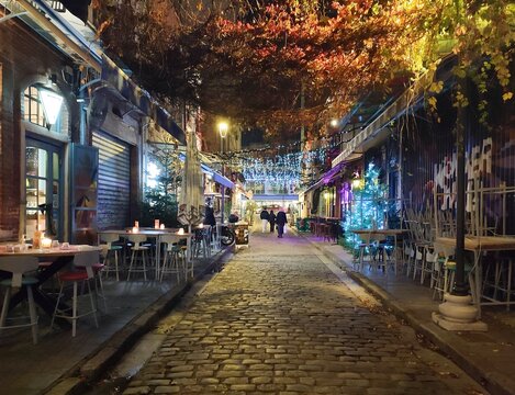 Fototapeta Night photo of Ladadika a historic district and iconic landmark in Thessaloniki, known for its vibrant atmosphere, traditional charm, and lively nightlife.