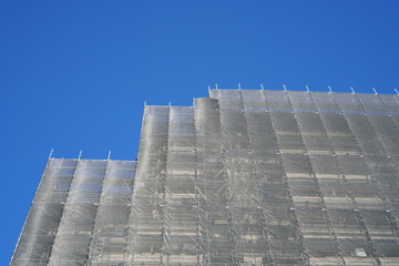 高いビルの外装工事の足場