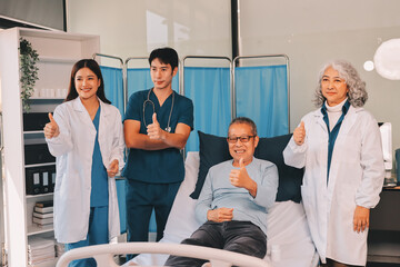 Obraz premium A team of doctors and nurses are working to treat a female patient in the patient's room.