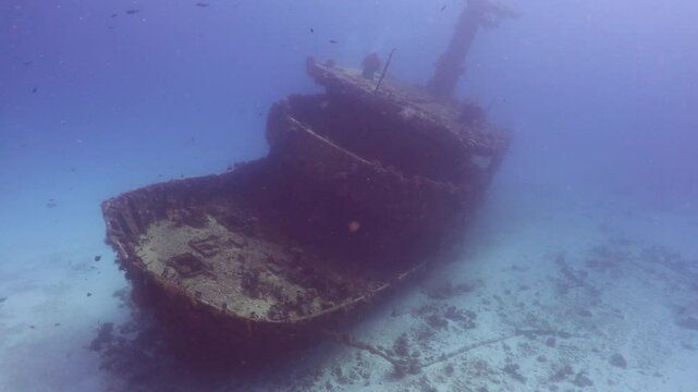 buceando y explorando un naufragio en el fondo del mar