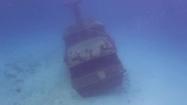 buceando y explorando un naufragio en el fondo del mar