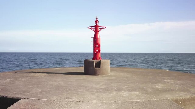 灯台, 赤い灯台, 堤防, 海, 空, 晴れ, 青空, 薄い雲, 水平線, コンクリート, 小田原, 荒久, 神奈川県, 日本, 観光地, 海岸, 自然, 昼, 風景, 景色, 映像素材, 建造物, 防波堤, 日本の風景, 港
