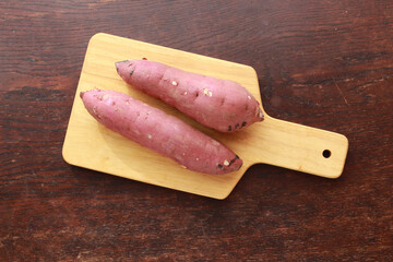 カットボードの上のさつまいも