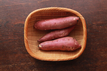 ざるに入ったさつまいも