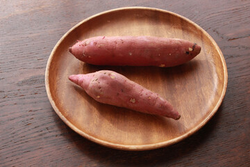 木の皿の上のさつまいも