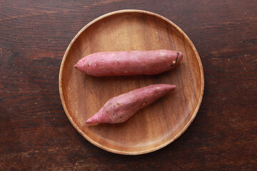 木の皿の上のさつまいも