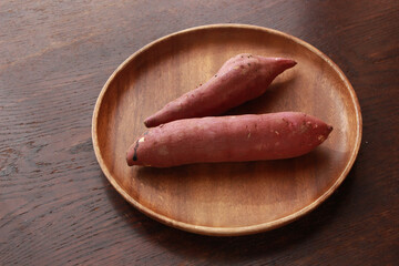 木の皿の上のさつまいも