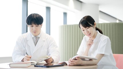 Obraz premium 医療の勉強をする医師と看護師