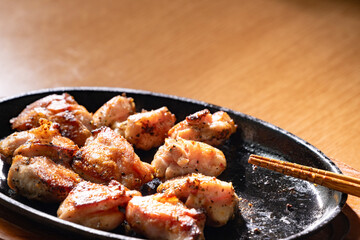 鉄板で焼いてるチキンステーキ