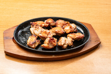 鉄板で焼いてるチキンステーキ