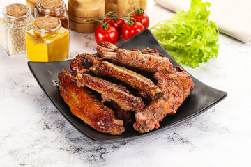 Roasted duck wings with sauce