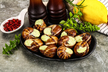 Fresnch escargort with basil butter