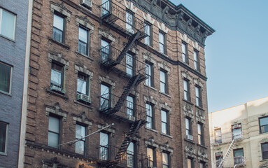 Típica fachada de un edificio residencial antiguo de Manhattan en New York, USA. Ventanas y escaleras de incendio en un edificio de la calle Grand.