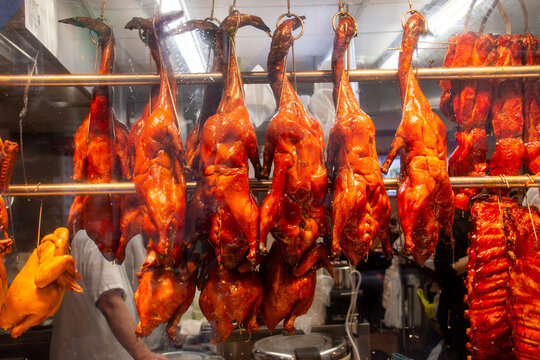  Patos de piel bronceada por el proceso de preparaci&oacute;n colgados y expuestos en una ventana al p&uacute;blico. Pato estilo canton&eacute;s en el restaurante Green Garden Village en la ciudad de Nueva York, USA.