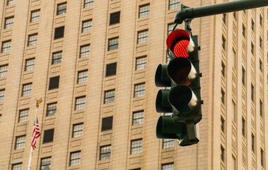 Semáforo en rojo en la ciudad de Nueva York, USA. Semáforo y al fondo la fachada con ventanas de...