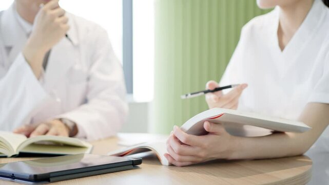 医療の勉強をする医師と看護師