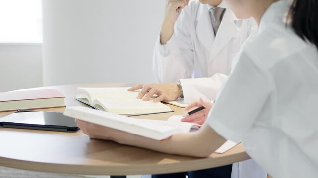 医療の勉強をする医師と看護師